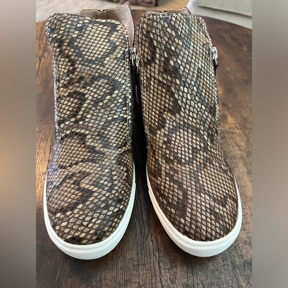 NIB Bernie Mev. Wharton Snake Skin Bootie, Size 39 (8.5) - Picture 2 of 11